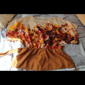 Blouse with strings that wrap around your waist.